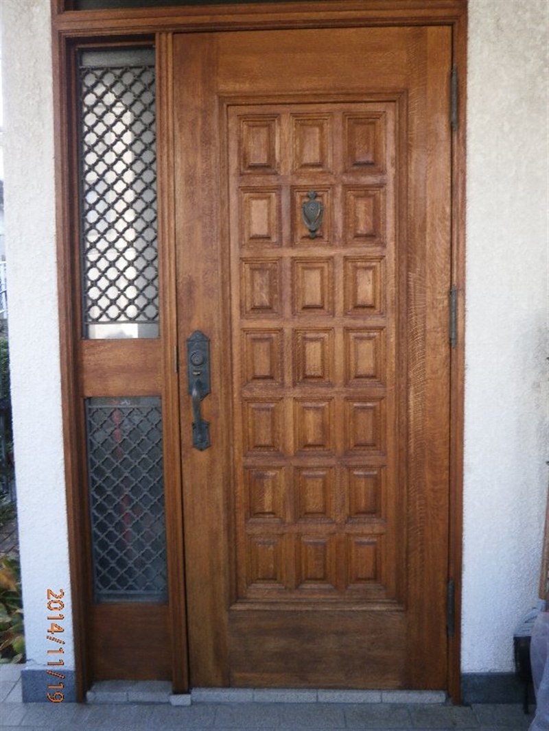 玄関ドアの塗装(白木もどし)の施工事例写真①