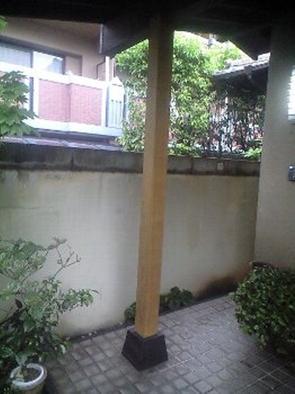 玄関柱白木もどしと外塀塗装の施工事例写真①