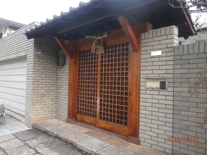 歌舞伎門の白木塗装工事の施工事例写真②